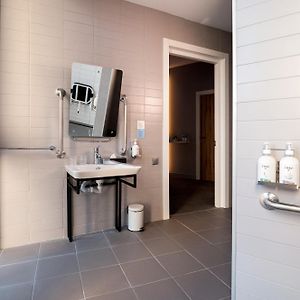 Standard Queen Room Disability Access
